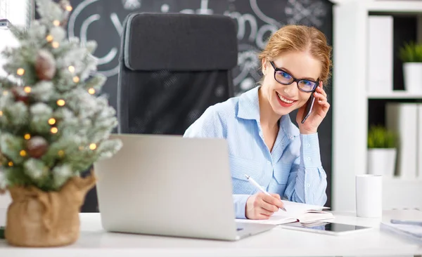 Empresária freelancer trabalhando em um computador no Natal — Fotografia de Stock