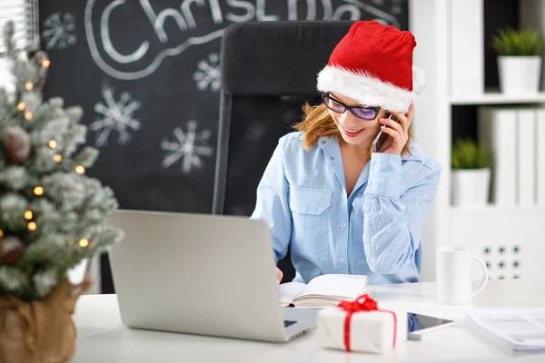 Zakenvrouw freelancer werkt op een computer met Kerstmis — Stockfoto