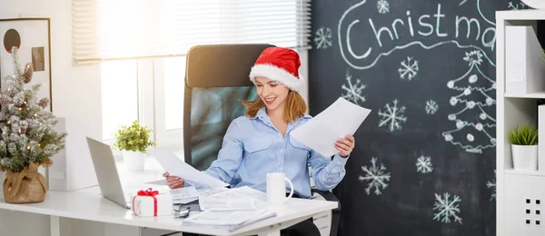 Mujer de negocios freelancer trabajando en una computadora en Navidad —  Fotos de Stock