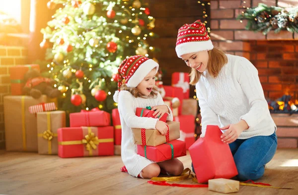 Juldagens morgon. familjen mor och dotter packa upp, öppna gåva — Stockfoto