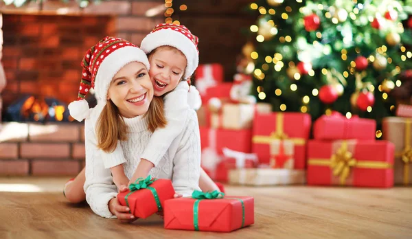 Heureux famille mère et fille donnant cadeau de Noël — Photo