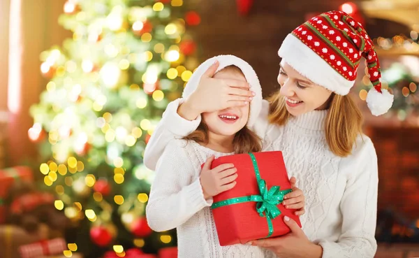 Lyckliga familjen mor och dotter att ge julklapp — Stockfoto