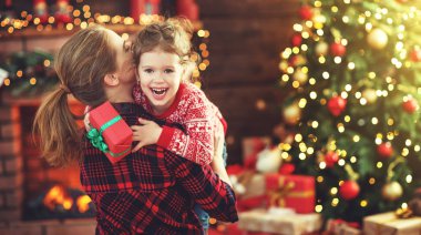 mutlu aile anne ve kızı Noel hediye vermek 