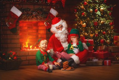 Noel. Noel Baba elfler ile süt içip kurabiye