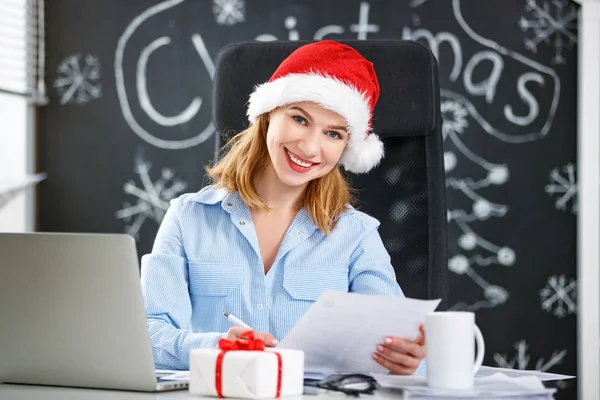 Zakenvrouw freelancer werkt op een computer met Kerstmis — Stockfoto
