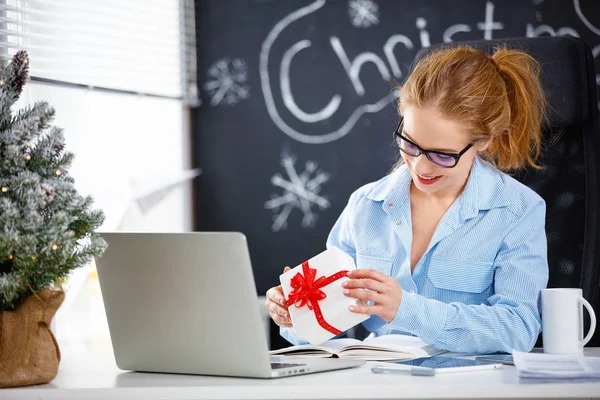 Mujer de negocios freelancer trabajando en una computadora en Navidad —  Fotos de Stock