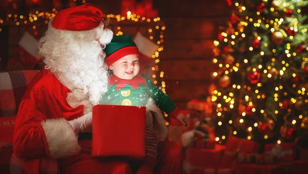 Санта Клаус и маленький эльф с волшебным подарком на Рождество — стоковое фото