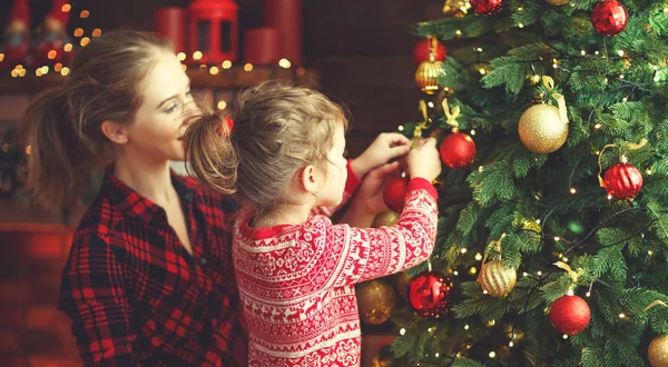 Gelukkige familie moeder en kind meisje versierd kerstboom — Stockfoto