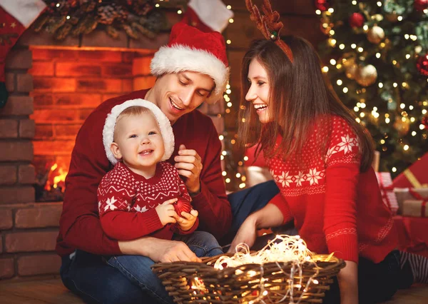 Ευτυχισμένοι γονείς πατέρας και μωρό στο χριστουγεννιάτικο δέντρο στο σπίτι — Φωτογραφία Αρχείου