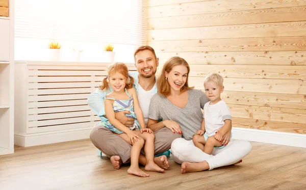 Concept huisvesting van een jong gezin. moeder vader en kinderen in n — Stockfoto