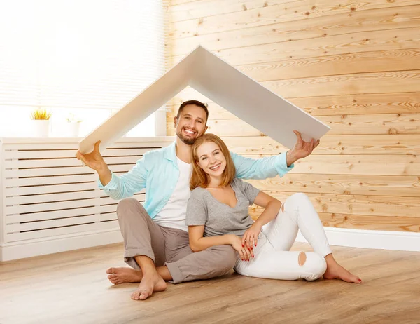 Concept housing a young family. couple in  new hom — Stock Photo, Image