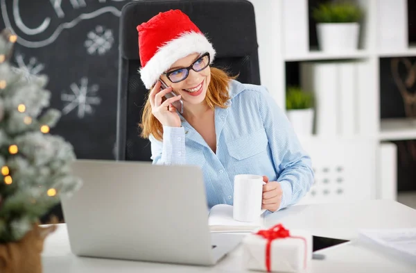 Mujer de negocios freelancer trabajando en una computadora en Navidad —  Fotos de Stock