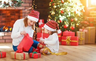 Noel sabahı. aile anne ve kızı açmak, hediye aç 
