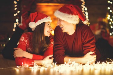 Mutlu Noeller! sihirli Noel hediyesi ile aile Çift
