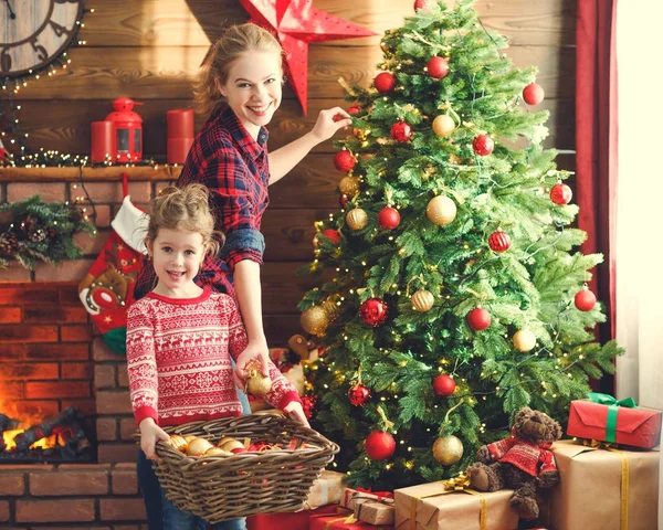 Feliz familia madre e hijo niña decorado árbol de Navidad — Foto de Stock