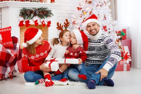 Família feliz mãe pai e filhos na manhã de Natal — Fotografia de Stock