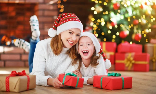 Счастливая семья мать и дочь дарят рождественский подарок — стоковое фото