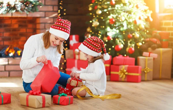 クリスマスの朝。開梱、ギフトを開く家族母と娘 — ストック写真