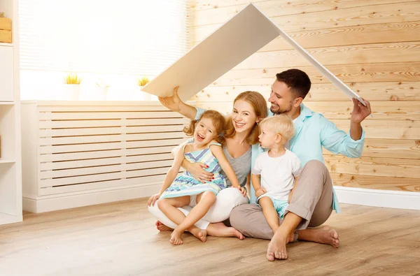 Begreppet bostäder en ung familj. Mamma, Pappa och barn i n — Stockfoto