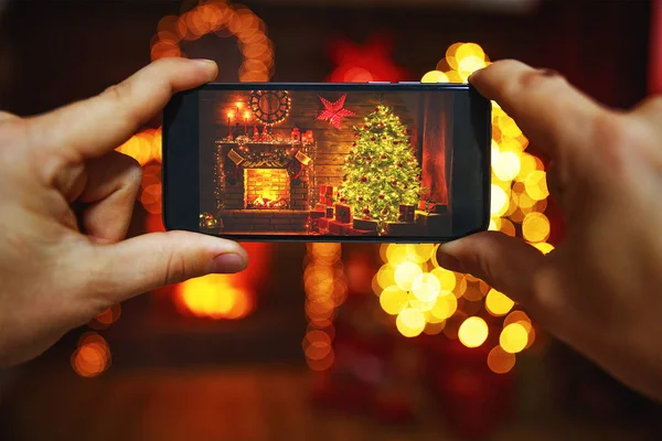Foto Weihnachten Interieur mit einem Weihnachtsbaum und Kamin verrückt — Stockfoto