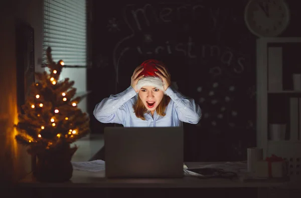 Mujer de negocios freelancer cansado, dormido trabajando en la computadora en Ch —  Fotos de Stock