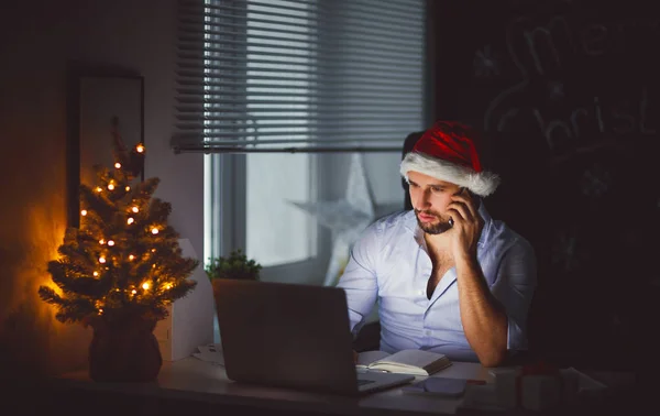 Бізнесмен фрілансера втомився, заснув, працюючи за комп'ютером на Різдв — стокове фото