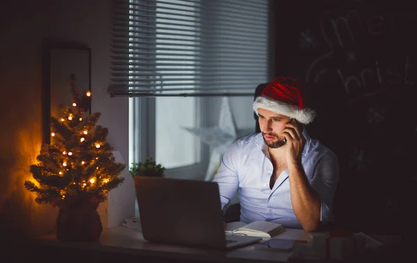 Businessman freelancer tired, asleep working at computer at Chri — Stock Photo, Image