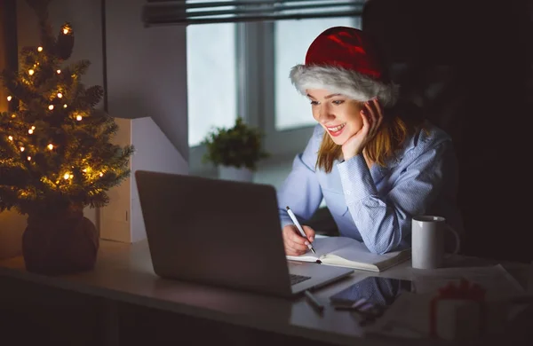 Businesswoman freelancer tired, working at computer at Christmas — Stock Photo, Image