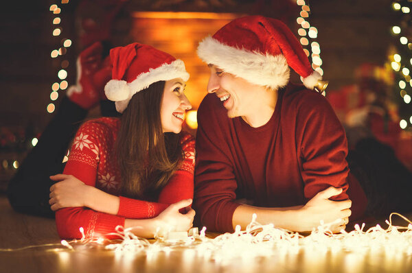 Buon Natale! coppia di famiglia con magico regalo di Natale — Foto Stock