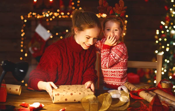 Família feliz mãe e criança embalar presentes de Natal — Fotografia de Stock