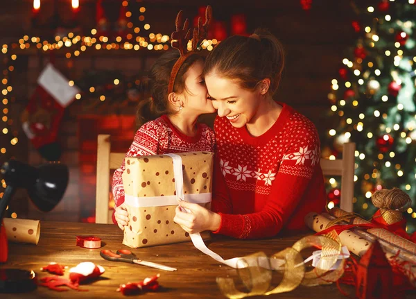 Felice famiglia madre e bambino pacchetto regali di Natale — Foto Stock