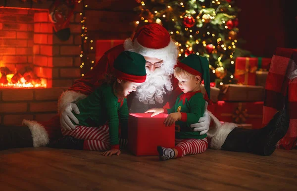 Santa Claus a malé elfové s Kouzelný dárek k Vánocům — Stock fotografie