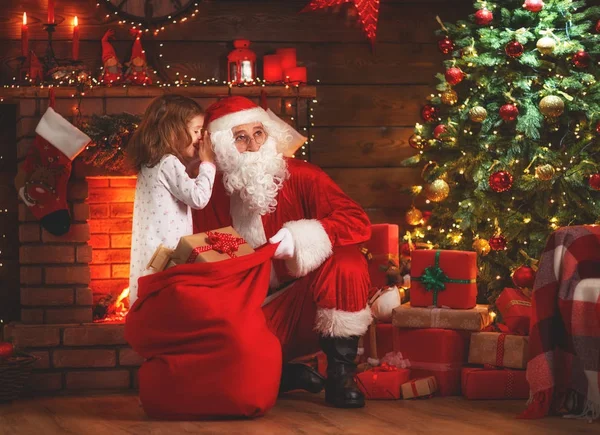 Vrolijk kerstfeest! Santa claus en kind meisje 's nachts bij de Chr — Stockfoto