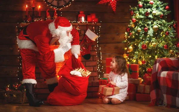 Veselé Vánoce! Santa claus a dívka dítě v noci v Chr — Stock fotografie