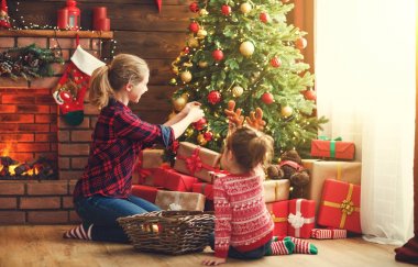 mutlu aile anne ve çocuk kız süslenen Noel ağacı