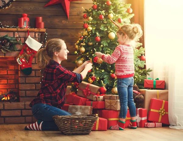 Lyckliga familjen mor och barn flicka dekorerad julgran — Stockfoto