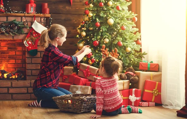 Gelukkige familie moeder en kind meisje versierd kerstboom — Stockfoto