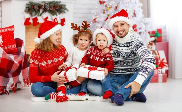 Família feliz mãe pai e filhos na manhã de Natal — Fotografia de Stock