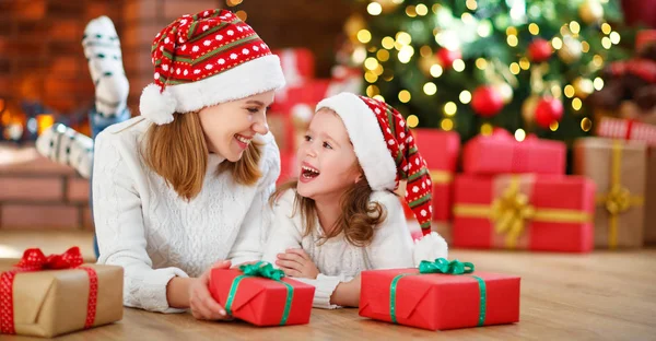 Lyckliga familjen mor och dotter att ge julklapp — Stockfoto