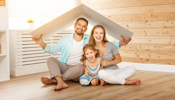 Begreppet bostäder ung familj. Mor far och barn i nya — Stockfoto