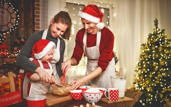 Familia madre padre y bebé hornear galletas de Navidad — Foto de Stock