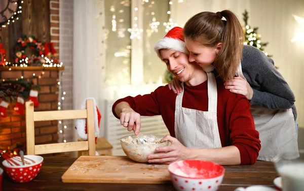 Gelukkig echtpaar kerstkoekjes bakken — Stockfoto