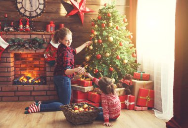 mutlu aile anne ve çocuk kız süslenen Noel ağacı