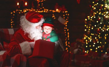 Noel Baba ve küçük elf ile Christma için sihirli hediye