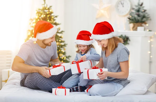 Feliz familia madre padre e hijo en la mañana de Navidad en la cama —  Fotos de Stock