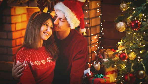 Feliz Natal! casal de família com presente de Natal mágico — Fotografia de Stock