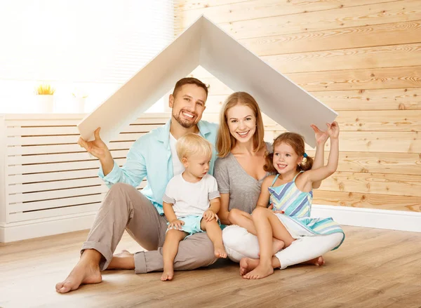 Concetto che ospita una giovane famiglia. madre padre e figli in n — Foto Stock