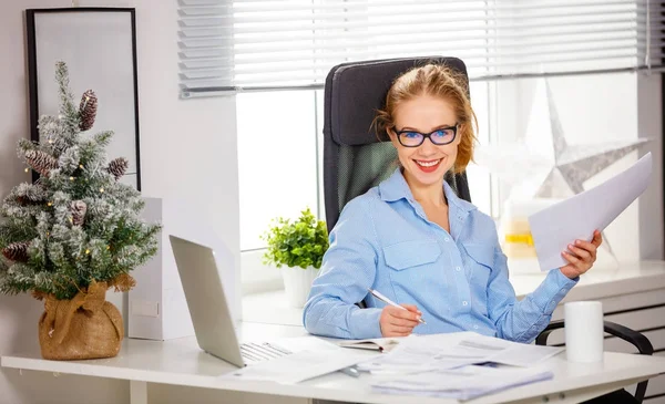 Businesswoman freelancer working at a computer at Christmas — Stock Photo, Image