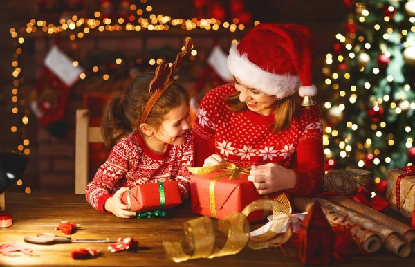 Família feliz mãe e criança embalar presentes de Natal — Fotografia de Stock