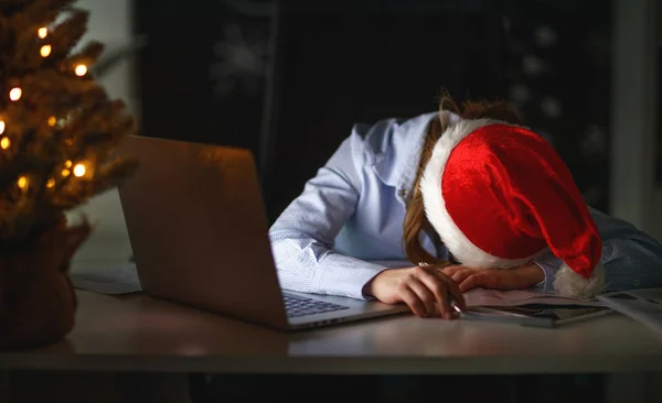 Mujer de negocios freelancer cansado, dormido trabajando en la computadora en Ch —  Fotos de Stock